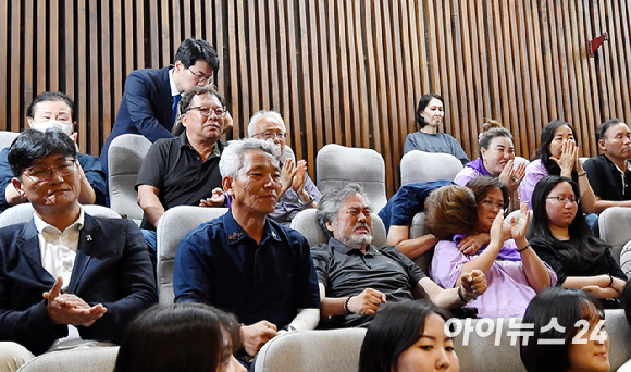 10·29 이태원참사 유가족들이 지난달 말 국회 본회의장에서 더불어민주당 등 야권이 발의한 이태원 참사 특별법의 패스트트랙(신속처리안건) 지정 과정을 지켜보고 있다. [사진=곽영래 기자]