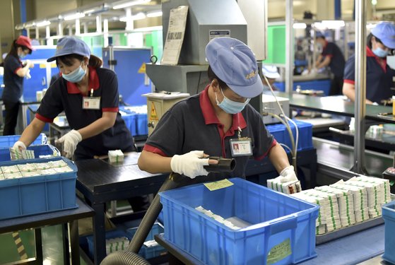 중국 동부 저장성 창싱현의 한 공장에서 리튬 배터리를 조립하고 있다. AP=연합뉴스