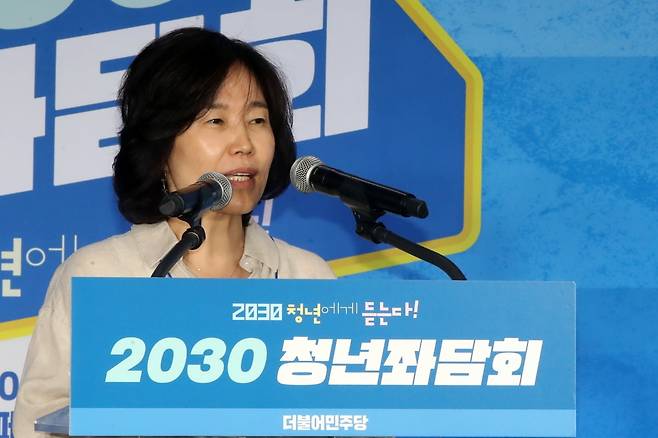 김은경 더불어민주당 혁신위원회 위원장이 30일 오후 서울 성동구의 한 카페에서 열린 '2030 청년좌담회'에서 인사말을 하고 있다./사진=뉴스1