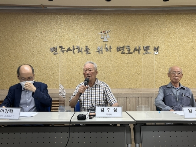 북파공작원에 의해 강제로 납치된 김주삼씨가 서울 서초구 민주사회를 위한 변호사모임 대회의실에서 열린 기자회견에서 발언하고 있다. 연합뉴스