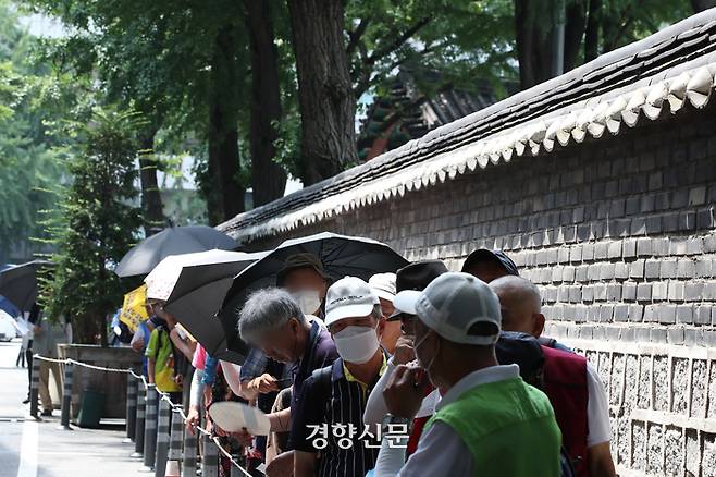 30도가 넘는 폭염으로 온열질환자가 속출하고 있는 31일 서울 종로구 탑골공원 인근에서 시민들이 더위를 피해 쉬고 있다. 한수빈 기자