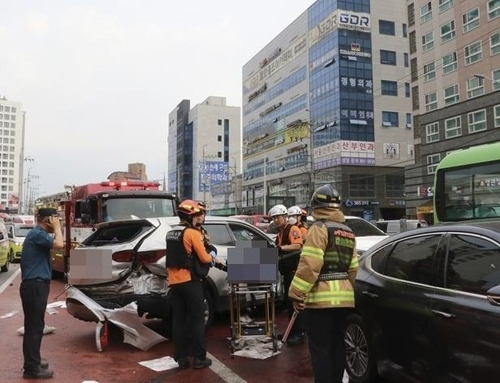 31일 오후 김포시 김포도시철도 고촌역 인근 삼거리에서 발생한 교통사고로 긴급 출동한 경찰과 소방당국이 사고현장을 수습하고 있다./김포소방서 제공