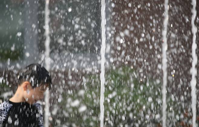 A child plays next to a fountain in Yeongju, North Gyeongsang Province, on Sunday. (Yonhap)