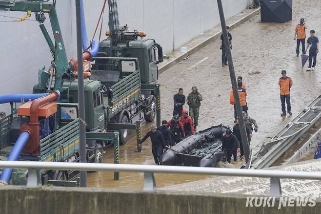 미호천 주변 둑이 폭우로 인해 붕괴되면서 순식간에 궁평 제2지하차도에 물이 유입돼 다수의 사상자가 발생한 가운데 16일 오전 청주 오송 궁평 제2지하차도에서 군과 소방당국이 수색작업을 하고 있다.   사진=임형택 기자