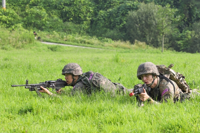 정전협정·한미동맹 70주년을 맞아 동반훈련 중인 한미 ROTC 후보생들이 지난 20일 충북 괴산 육군학생군사학교에서 분대공격 훈련하고 있다. 연합뉴스