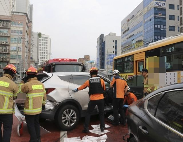 31일 오후 3시 50분쯤 경기도 김포시 김포도시철도(김포골드라인) 고촌역 인근 삼거리에서 60대 여성 A씨가 몰던 SUV 차량이 보행자와 차량 5대를 잇따라 들이받아 1명이 숨지고 11명이 다쳤다. 김포소방서 제공