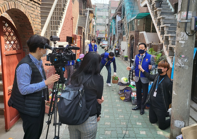 로타리 하우스를 소개하고 있는 서창우 회장의 모습. 로타리 하우스는 80세 이상 독거노인의 자택 인테리어를 리모델링해주는 프로젝트였다. [출판사 여백]