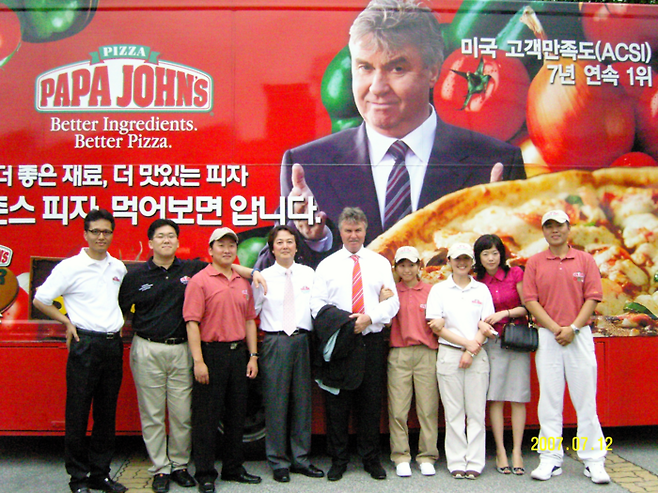 충주 성심맹아원 1호 드림필드 개장식 직후 함께 찍은 사진. 왼쪽 네 번째가 서 회장, 다섯 번째가 히딩크 감독이다. [출판사 여백]