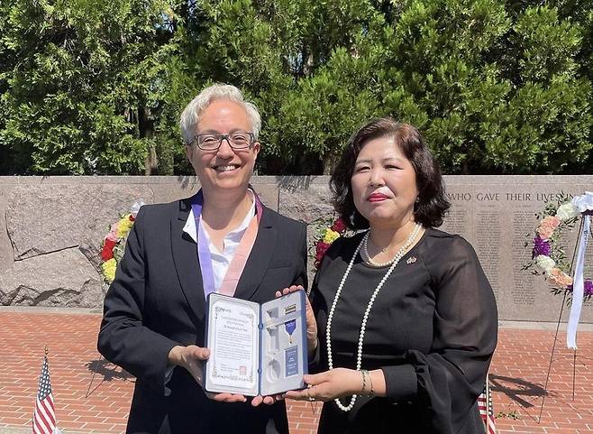 티나 코텍 오리건 주지사(왼쪽)와 서은지 주시애틀 총영사.  주시애틀총영사관