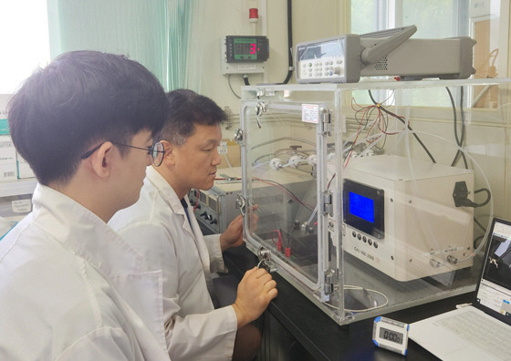 한밭대 기능성전자재료연구실 연구진이 산소센서를 이용해 산소농도를 측정하고 있다./사진제공=한밭대