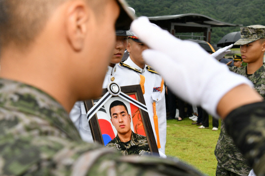 지난 7월22일 고 채수근  상병 안장식이 열린 국립대전현충원에서 해병대 장병들이 조의를 표하고 있다. 해병대 제공