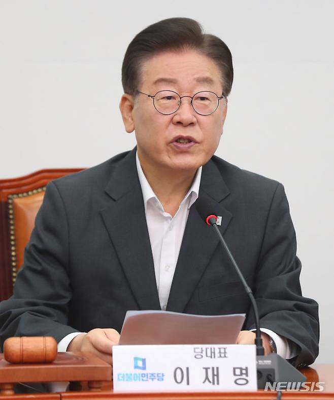 [서울=뉴시스] 추상철 기자 = 이재명 더불어민주당 대표가 31일 오전 서울 여의도 국회에서 열린 최고위원회의에서 발언하고 있다. 2023.07.31. scchoo@newsis.com