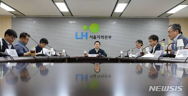 [서울=뉴시스] 황준선 기자 = 원희룡 국토교통부 장관이 30일 오후 서울 강남구 LH 서울지역본부에서 열린 시흥은계 지구 수돗물 이물질 및 LH 무량판 조사 결과 관련 긴급안전점검회의에서 모두발언을 하고 있다.  2023.07.30. hwang@newsis.com