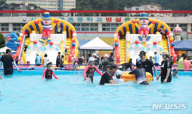 [서울=뉴시스] 김진아 기자 = 31일 서울 성북구 성북초등학교 운동장에서 열린 성북문화바캉스를 찾은 어린이들이 물놀이를 즐기고 있다. 2023.07.31. bluesoda@newsis.com