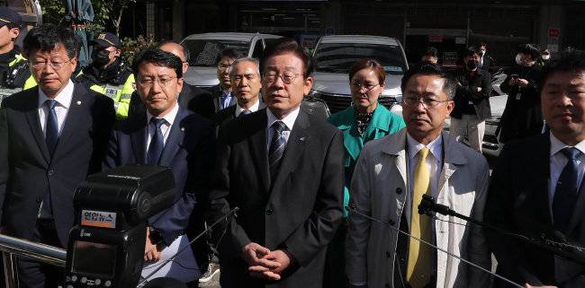 이재명 더불어민주당 대표가 2022년 10월 24일 검찰이 압수수색을 시도한 민주연구원이 입주한 서울 여의도 더불어민주당 중앙당사에 도착해 발언하기에 앞서 생각에 잠겨 있다. [뉴시스]