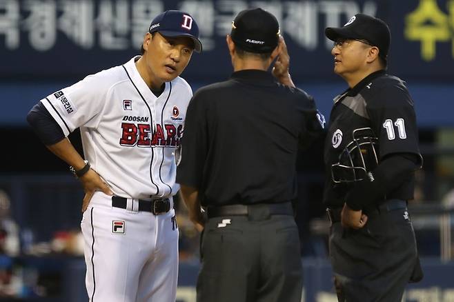 이승엽 두산 감독(왼쪽)이 29일 잠실 LG전에서 비디오판독 결과에 불복해 항의하고 있다. 두산 베어스 제공