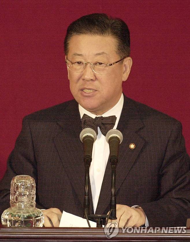 국회의원 시절의 유재건(2001.10.18) [연합뉴스 자료사진]