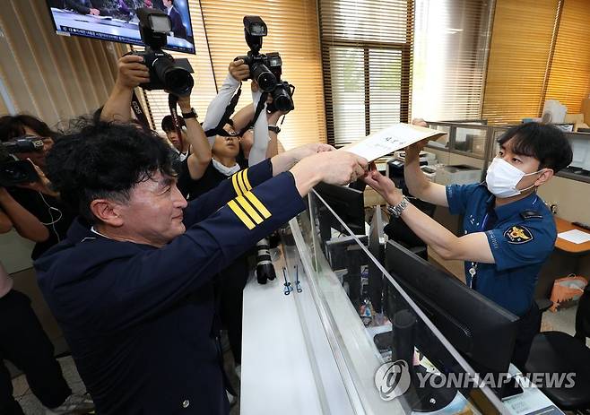 사직서 제출하는 류삼영 총경 (서울=연합뉴스) 김도훈 기자 = 지난해 행정안전부 경찰국 신설에 반대하며 전국 경찰서장(총경) 회의를 주도했다가 정직 징계를 받고 최근 경남경찰청 112치안종합상황실 상황팀장으로 발령이 난 류삼영 총경이 31일 오전 서울 서대문구 경찰청 민원실에 사직서를 제출하고 있다. 2023.7.31 superdoo82@yna.co.kr