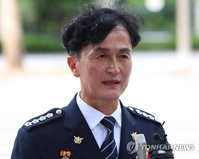 경찰 떠나는 '총경회의 주도' 류삼영 총경 (서울=연합뉴스) 김도훈 기자 = 지난해 행정안전부 경찰국 신설에 반대하며 전국 경찰서장(총경) 회의를 주도했다가 정직 징계를 받고 최근 경남경찰청 112치안종합상황실 상황팀장으로 발령이 난 류삼영 총경이 31일 오전 서울 서대문구 경찰청 앞에서 사직 기자회견을 하고 있다. 2023.7.31 superdoo82@yna.co.kr