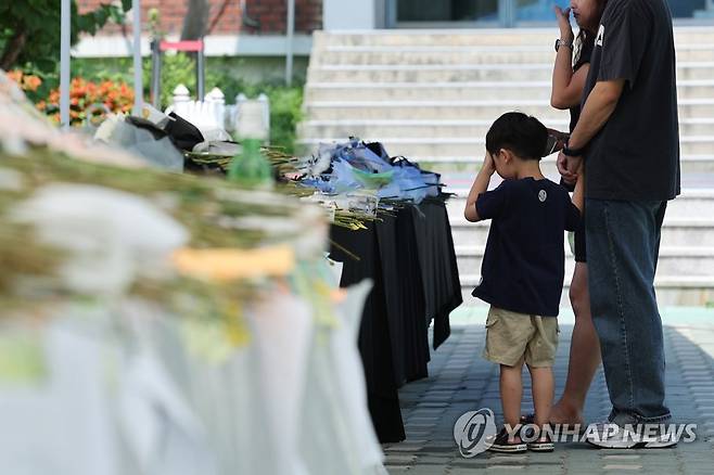 A교사 추모하는 어린이와 부모 [연합뉴스 자료사진]