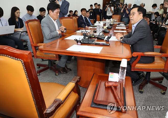 여야, 과방위 안건조정위 논의 결렬 (서울=연합뉴스) 한상균 기자 = 31일 국회 과학기술정보방송통신위원회 안건조정위원회에서 여야 간사인 박성중 의원과 조승래 의원이 대화하고 있다. 우주항공청 설치 관련 법안을 심의하는 안건조정위원장 선출을 논의했지만, 결론을 내지 못했다. 2023.7.31 xyz@yna.co.kr