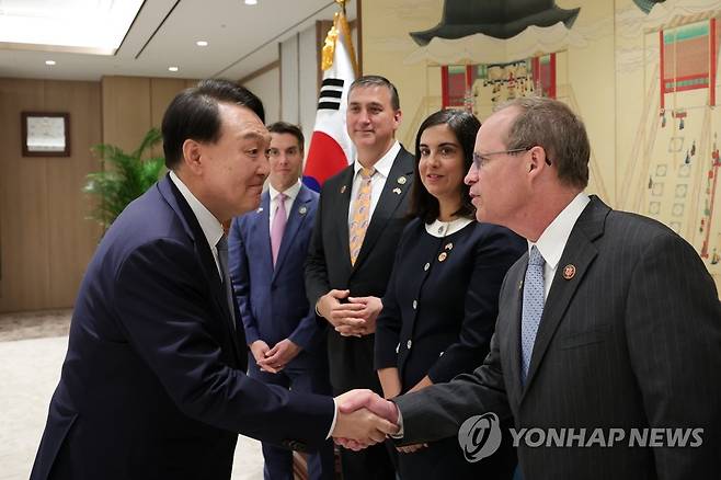 윤석열 대통령, 미 하원의원 대표단 접견 (서울=연합뉴스) 임헌정 기자 = 윤석열 대통령이 31일 서울 용산 대통령실 청사에서 미국 하원의원 대표단을 접견하고 있다. 2023.7.31  [대통령실 제공. 재판매 및 DB 금지] zjin@yna.co.kr