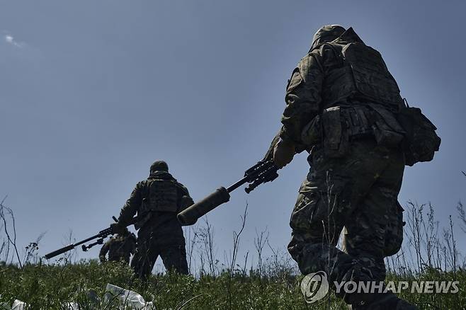 바흐무트 인근에서 이동하는 우크라이나군 저격수 [AP=연합뉴스 자료사진. 기사 내용과 직접 관계 없음]