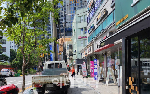 불법 주·정차 금지 구역에 인도가 포함된 1일 서울 마포구 아현동의 한 인도에는 불법 주정차된 트럭이 시민들의 길을 막고 있다.(사진=황병서 기자)