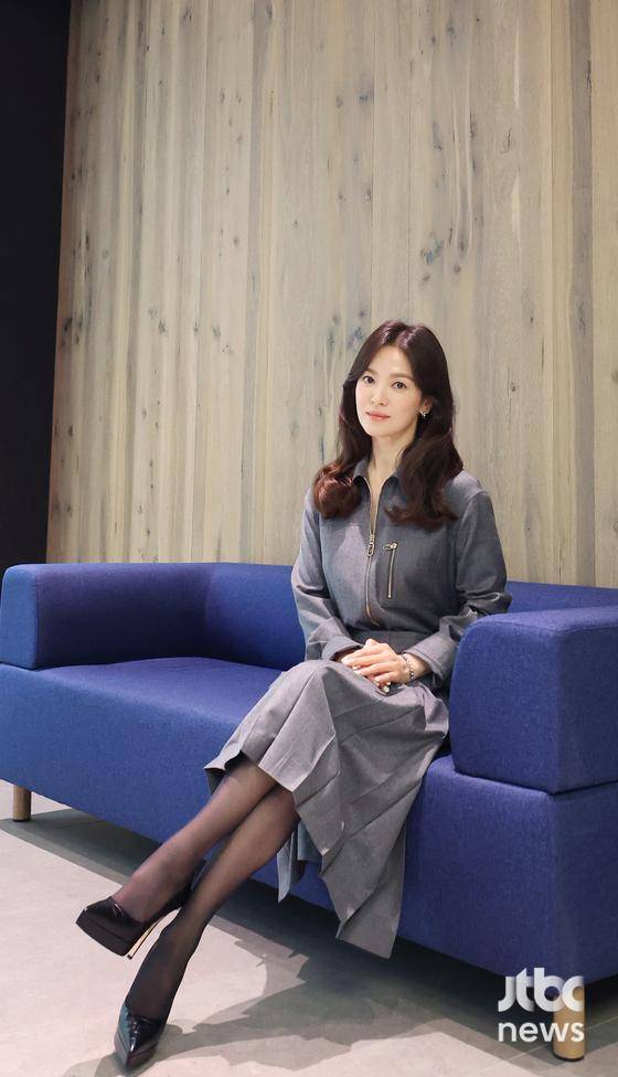 '제59회 백상예술대상'에서 TV부문 여자 최우수상을 수상한 배우 송혜교가 12일 오후 서울 마포구 상암동 JTBC에서 수상 인터뷰를 갖고 있다.  김현우 엔터뉴스팀 기자 kim.hyunwoo3@jtbc.co.kr (콘텐트비즈니스본부)