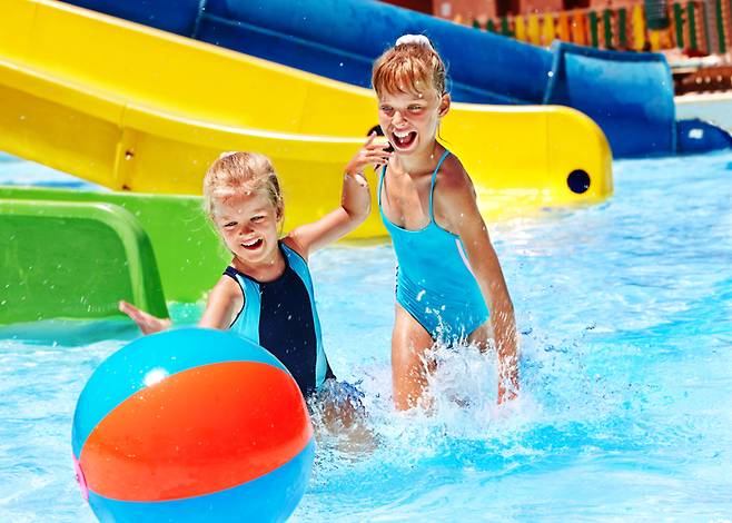 피서철을 맞아 워터파크, 수영장 등의 이용객이 늘고 있는 가운데 의외로 워터파크에서 물놀이 전 샤워를 하지 않는 사람들이 많다. [사진=게티이미지뱅크]