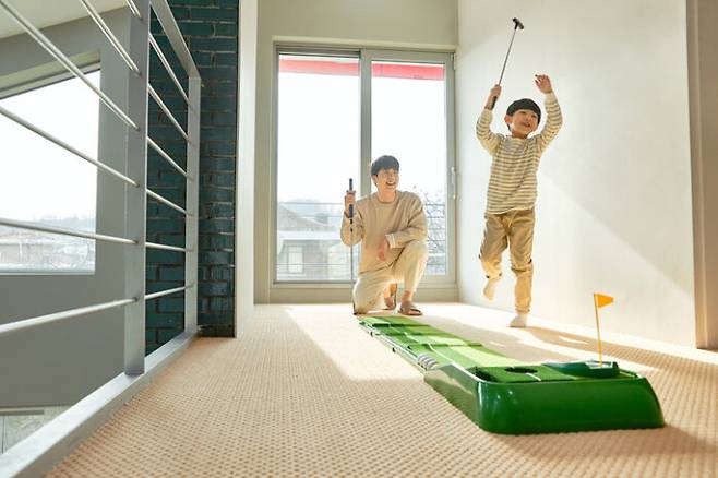 아이가 스스로 할 수 있는 일을 하나씩 만들어 주는 것은 무엇보다 중요하다. [사진=게티이미지뱅크]