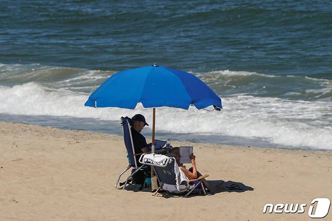 조 바이든 미국 대통령과 부인 질 바이든 여사가 30일(현지시간) 델라웨어주 레호보스 비치의 해변에서 책을 읽고 있다. 2023.7.31 ⓒ 로이터=뉴스1 ⓒ News1 우동명 기자