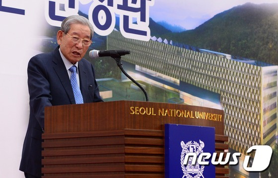 이종환 관정이종환교육재단 이사장이  서울대 중앙도서관 관정관 준공식에서 축사를 하고 있다. 2015.2.5/뉴스1 ⓒ News1 박지혜 기자