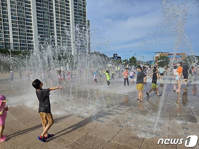 다대포 꿈의 낙조분수에서 아이들이 분수를 가르며 뛰어다니고 있다. 2023.8.1/뉴스1 ⓒ News1 권영지 기자