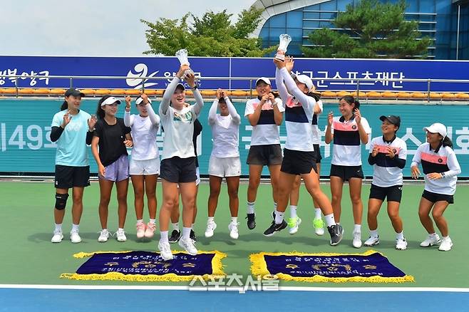 서울 중앙여고와 중앙여중 선수들이 제49회 대통령기 테니스대회 동반 우승을 차지한 뒤 자축하고 있다. 대한테니스협회