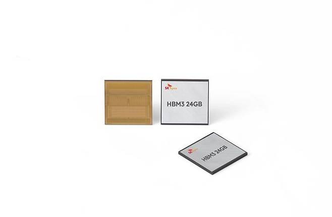 SK하이닉스가 개발한 12단 적층HBM3. HBM3현존 최고 용량인24GB(기가바이트)가 구현됐다.ⓒSK하이닉스