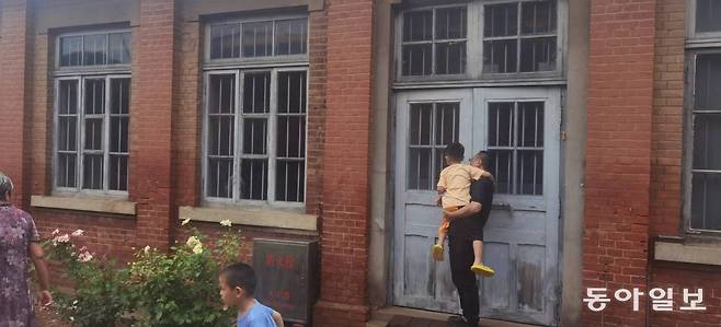 지난달 30일 중국 랴오닝성 다롄의 뤼순감옥 박물관 내 ‘뤼순의 국제 전사들’ 전시실의 외부 모습. 다롄=김기용 특파원 kky@donga.com