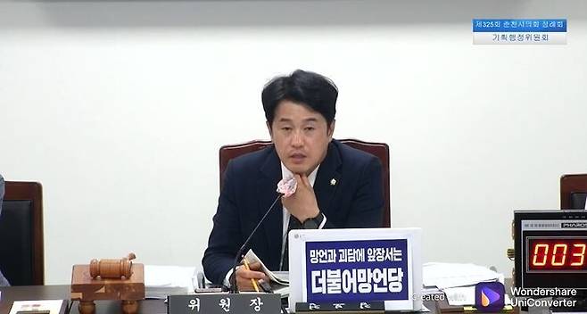 지난 6월14일 국민의힘 소속 시의원이 ‘망언과 괴담에 앞장서는 더불어망언당’이라는 문구를 붙인 채 행정사무감사를 진행하는 모습. 춘천시의회 인터넷방송 갈무리