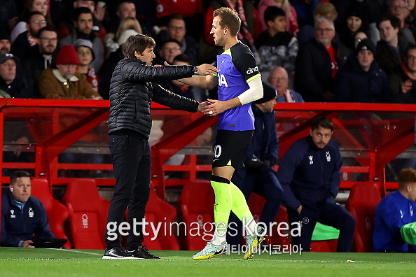 NOTTINGHAM, ENGLAND - NOVEMBER 09: Antonio Conte, Manager of Tottenham Hotspur interacts with Harry Kane of Tottenham Hotspur during the Carabao Cup Third Round match between Nottingham Forest and Tottenham Hotspur at City Ground on November 09, 2022 in Nottingham, England. (Photo by Catherine Ivill/Getty Images )