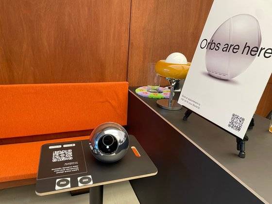 카페 한 켠에 설치된 오브. 이 카페 대표는 하루 20여명이 오브 등록을 위해 이곳을 찾는다고 말했다. 김인경 기자