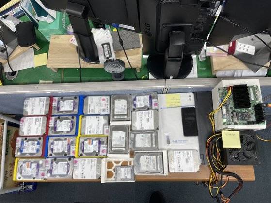 이미지 생성 인공지능(AI)을 활용해 아동 성착취물을 제작한 40대 남성 A씨로부터 경찰이 압수한 그의 하드디스크 등의 모습. [사진 부산경찰청 제공]