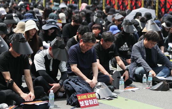 지난 29일 서울 종로구 정부서울청사 인근 도로에서 열린 서이초 교사 추모식 및 교사생존권을 위한 집회에서 참가자들이 묵념하고 있다. 뉴스1