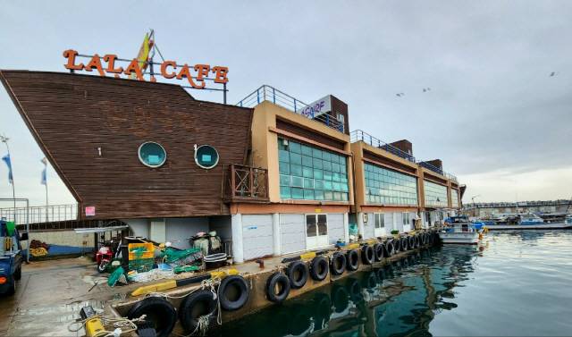 ▲ 동해시가 대진항길 46 대진항 방파제에 위치한 다목적센터의 임차인이 제3자에게 재임대하는 전대 행위를 통해 어항시설 점사용 허가 조건을 위반한 의혹이 있다며 임차인·전차인·어촌계를 대상으로 동해해양경찰서에 수사를 의뢰했다. 대진항 다목적센터 전경.