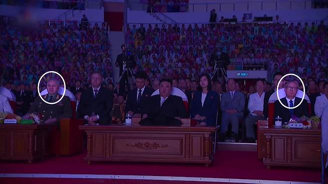 전승절 기념공연서 김정은 위원장 좌우에 자리한 쇼이구 장관(왼쪽), 리훙중 부위원장. / 조선중앙TV