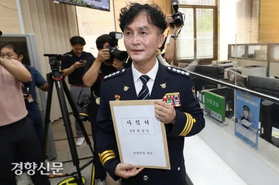 Senior Superintendent Ryu Sam-young, who was subject to disciplinary measures after organizing a meeting of police chiefs (senior superintendents) nationwide in opposition to the establishment of the Police Bureau in the Ministry of the Interior and Safety last year, submits his letter of resignation at the Civil Service Office of the National Police Agency in Seodaemun-gu, Seoul on July 31. Jo Tae-hyeong