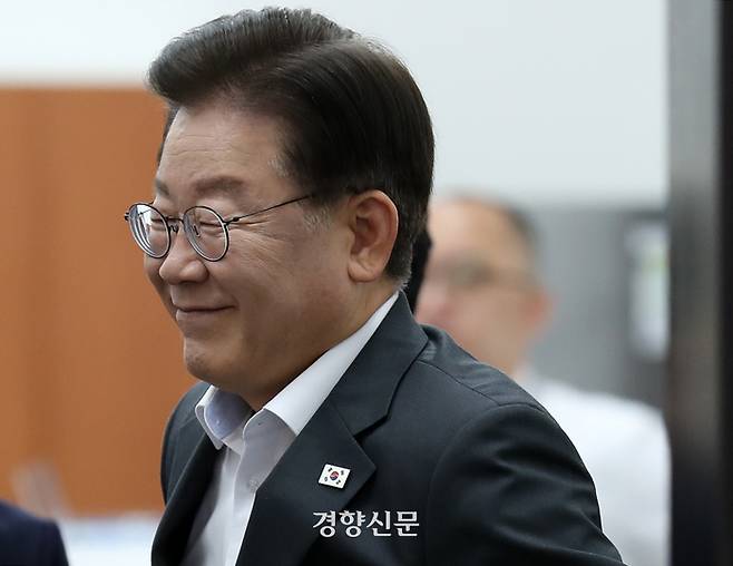 이재명 더불어민주당 대표가 31일 국회에서 열린 최고위원회의에 입장하기에 앞서 한하게 웃고 있다.박민규 선임기자