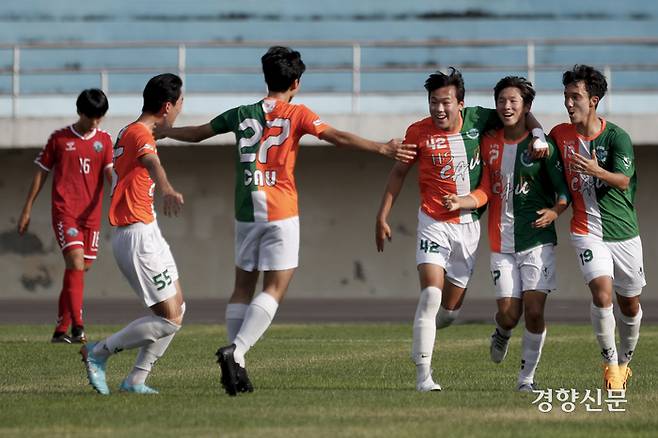 서울 중대부고가 1일 충북 제천종합운동장에서 열린 2023 대통령금배 고등U17 유스컵 결승 인천 부평고와의 경기에서 득점 후 세레모니를 하고 있다. 문재원 기자