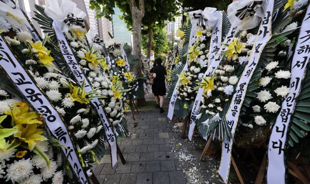 지난 26일 서울 서초구 서이초등학교 앞 인도에 담임교사 A씨를 추모하는 화환이 놓여있다. 연합뉴스