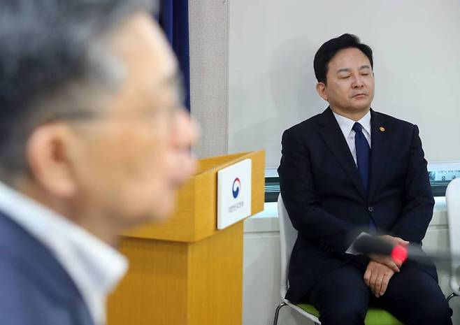 원희룡 국토교통부 장관이 지난달 31일 오후 서울 종로구 정부서울청사에서 열린 LH 무량판 구조 조사결과 브리핑에 참석해 잠시 눈을 감고 있다. /사진=뉴시스