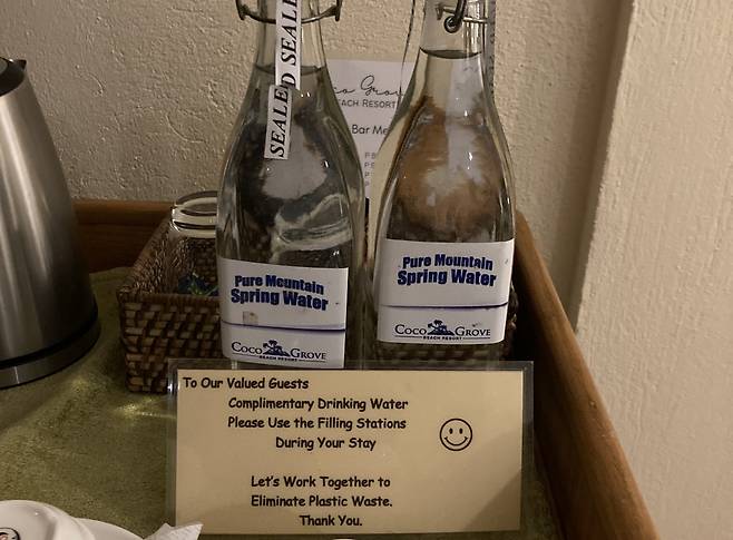 필리핀 내 유명 호텔에 플라스틱 절감 차원에서 플라스틱 생수병 대신 유리병을 제공한다는 안내 메시지 [독자 제공]